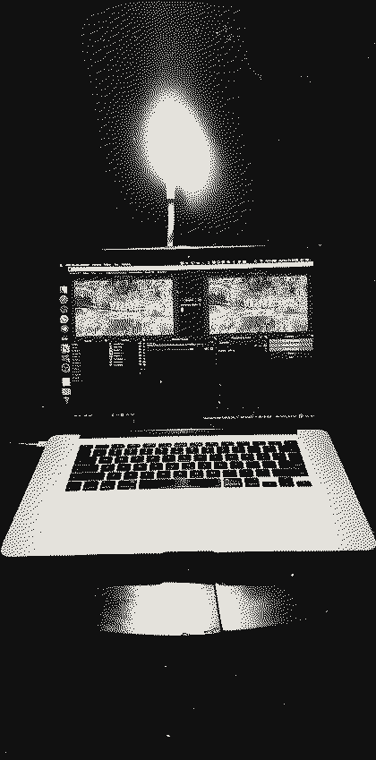 Computadora con el streaming de METAESPACIOS en la oscuridad